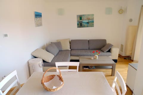 Communal lounge/ TV room, TV and multimedia, Living room, Seating area, Dining area, air conditioner, air conditioner