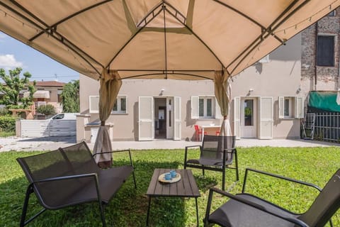 Property building, Patio, Spring, Day, Garden, Living room, Seating area, Dining area, Garden view, sunbed