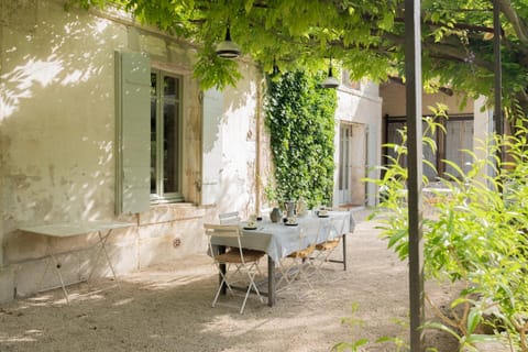 Property building, Patio, Spring, Day, Garden, Garden, Balcony/Terrace, Dining area, Garden view