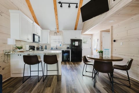 Relaxing Cabin Retreat with private beach swimming area Cabin in Piney