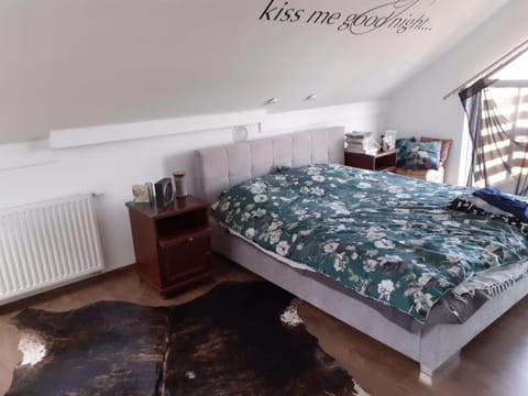 Bed, Photo of the whole room, Bedroom, internet