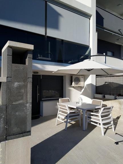 Property building, Day, Balcony/Terrace, Seating area