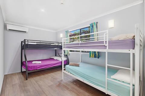 Bedroom, bunk bed