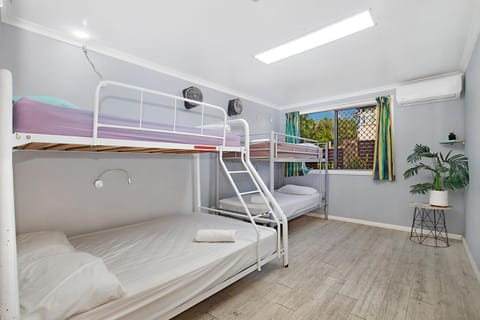 Bedroom, bunk bed, Family