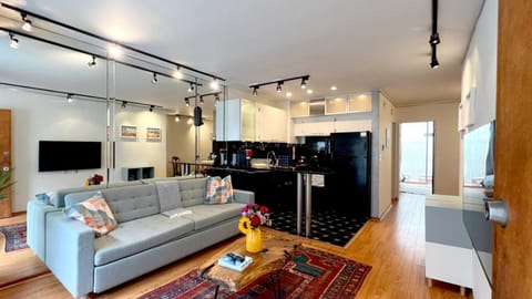 Communal lounge/ TV room, TV and multimedia, Kitchen or kitchenette, Living room, Seating area, dishwasher, oven, pet friendly, stove