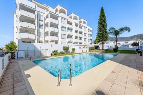 Day, Swimming pool