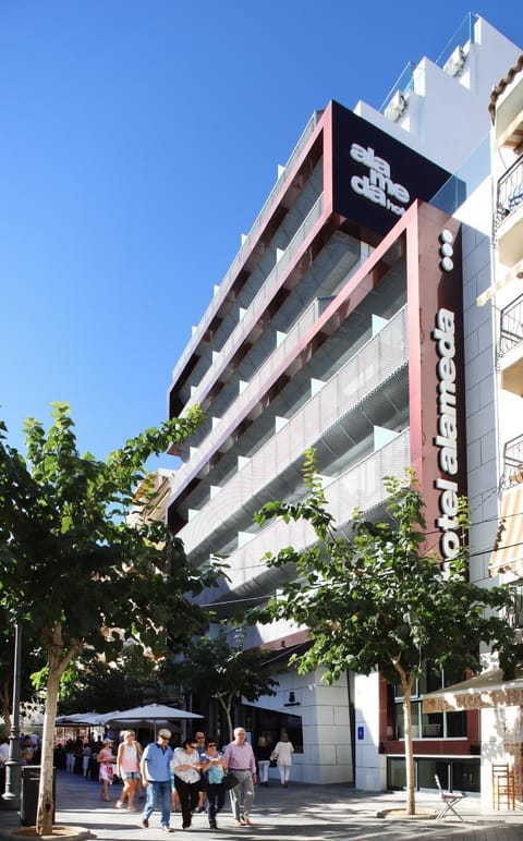 Facade/entrance, Decorative detail, City view, Street view