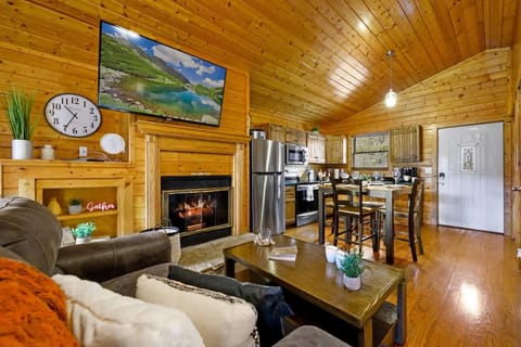 Great View Location Studio Log Cabin Hot Tub Cabin in Pittman Center