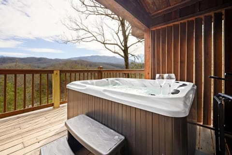 Great View Location Studio Log Cabin Hot Tub Cabin in Pittman Center