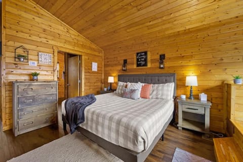 Great View Location Studio Log Cabin Hot Tub Cabin in Pittman Center