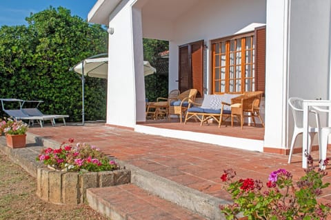 Property building, Patio, Day, Garden, sunbed