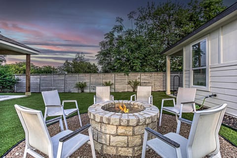 3BD Retreat for 6 Near Lake LBJ with Fire Pit & Patio House in Cottonwood Shores