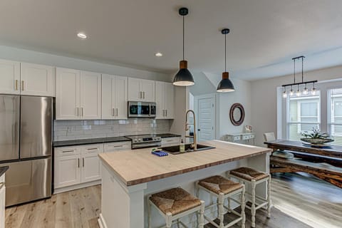 3BD Retreat for 6 Near Lake LBJ with Fire Pit & Patio House in Cottonwood Shores