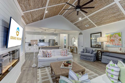 6BD Retreat for 14 with Fire Pit Patio & Lake Access House in Cottonwood Shores