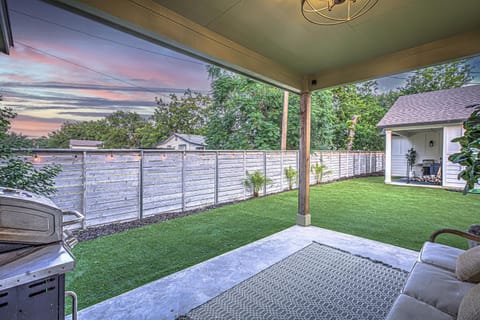 3BD Escape for 8 with Fire Pit & Patio Near Lake LBJ House in Cottonwood Shores