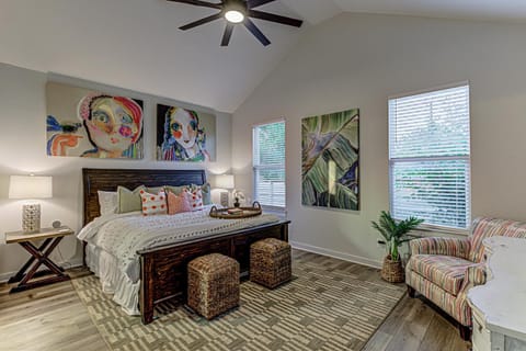 3BD Escape for 8 with Fire Pit & Patio Near Lake LBJ House in Cottonwood Shores