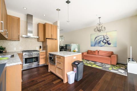 Family-Friendly 5BR Home Near UBC House in Richmond