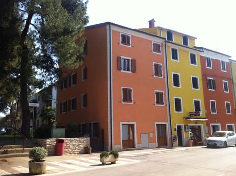 Facade/entrance