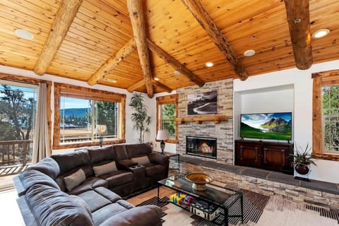 California Dreaming: Lakeside Cabin Getaway in the Best Location Cabin in Big Bear