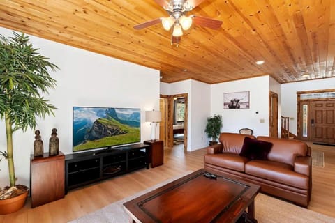 California Dreaming: Lakeside Cabin Getaway in the Best Location Cabin in Big Bear