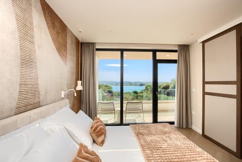 Bed, Natural landscape, View (from property/room), Balcony/Terrace, Seating area, Bedroom, Sea view