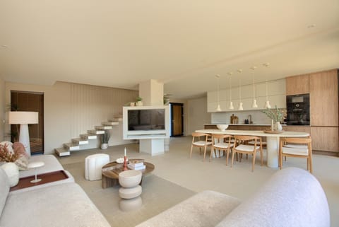 TV and multimedia, Kitchen or kitchenette, Living room, Photo of the whole room, Seating area, Dining area, oven, stove, toaster, kitchen