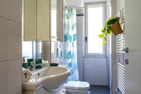 Shower, Toilet, Bathroom, towels