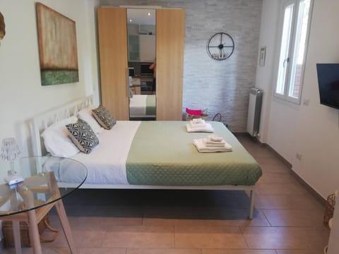 Bed, TV and multimedia, Living room, Seating area, Dining area, Bedroom