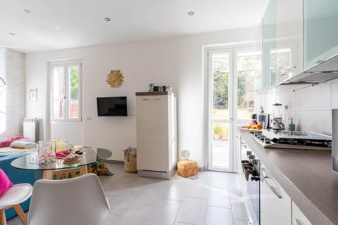 Coffee/tea facilities, Kitchen or kitchenette, Dining area, dishwasher, oven, stove, kitchen, kitchen