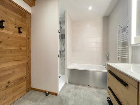 Appartement de charme pour 8 pers. au pied des pistes avec WIFI et Parking - FR-1-505-224 Apartment in Notre-Dame-de-Bellecombe