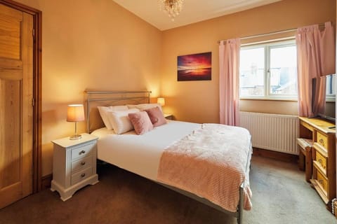 Cromwell House, Sleeps 8, Central Location House in Filey