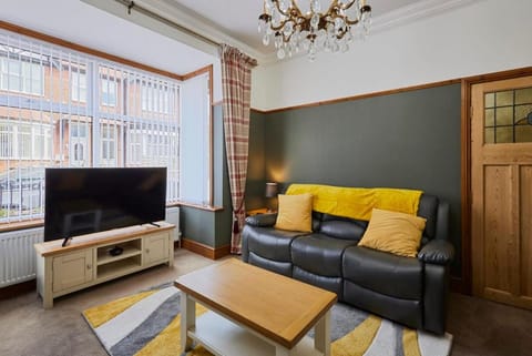 Cromwell House, Sleeps 8, Central Location House in Filey