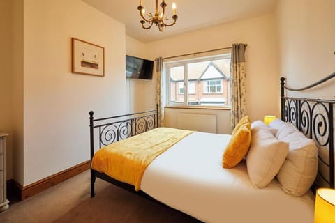 Cromwell House, Sleeps 8, Central Location House in Filey