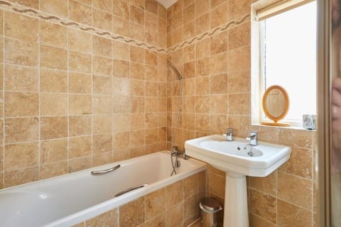 Cromwell House, Sleeps 8, Central Location House in Filey