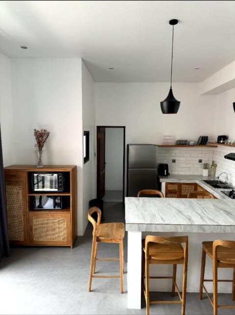 Coffee/tea facilities, Kitchen or kitchenette, Dining area, minibar, oven, stove