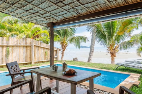 Dining area, Pool view, Sea view, sunbed