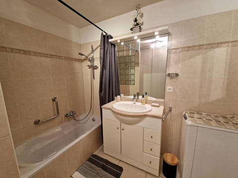 T2 en centre ville avec terrasse et climatisation, proche plages - FR-1-100-362 Apartment in Cavalaire-sur-Mer