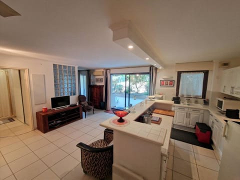 T2 en centre ville avec terrasse et climatisation, proche plages - FR-1-100-362 Apartment in Cavalaire-sur-Mer