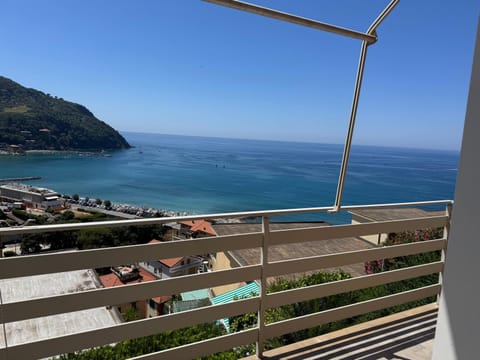 Vintage Ocean View with Fast WI-FI and Elevator to Town Apartment in Levanto