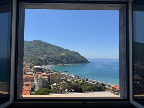 Vintage Ocean View with Fast WI-FI and Elevator to Town Apartment in Levanto