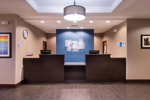 Holiday Inn Express & Suites Bakersfield Airport, an IHG Hotel Hotel in Bakersfield