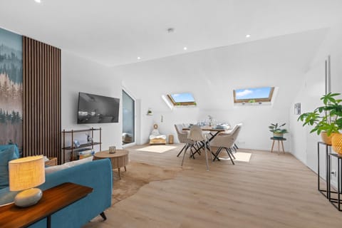 TV and multimedia, Living room, Seating area, Dining area