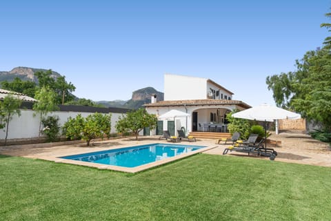 Property building, Garden, Mountain view, Pool view, Swimming pool, sunbed