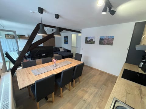 Kitchen or kitchenette, Living room, Seating area, Dining area