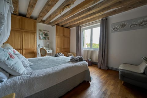 Bed, Photo of the whole room, Seating area, Bedroom