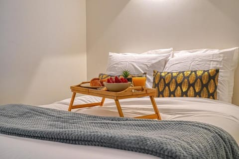 Bed, Food and drinks, Photo of the whole room, Bedroom, Food