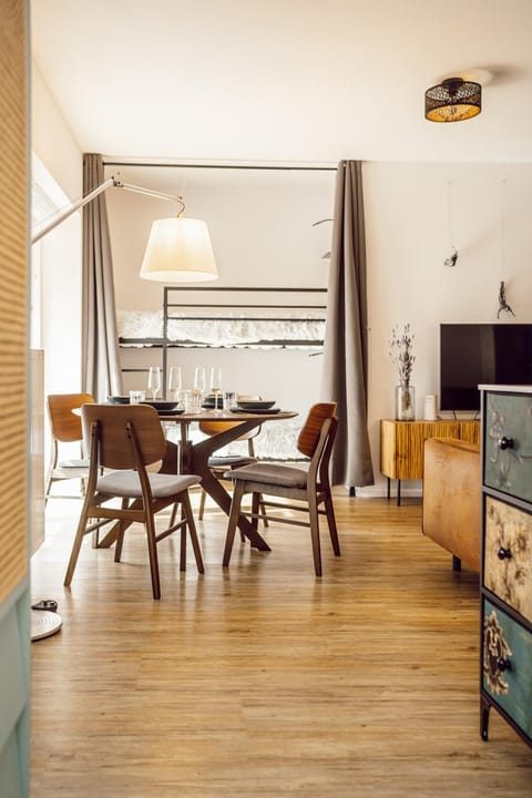 Seating area, bunk bed