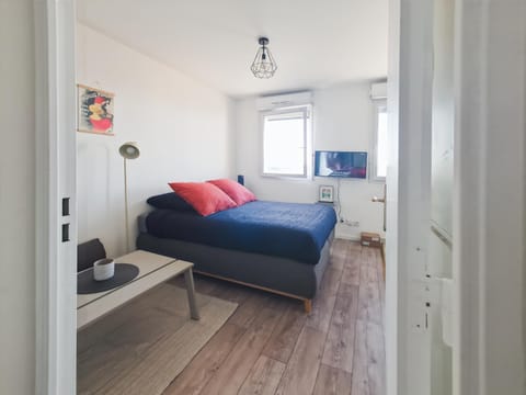 Bed, TV and multimedia, Living room, Photo of the whole room, Seating area, Bedroom