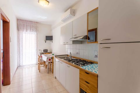 Summer, TV and multimedia, Living room, Dining area, microwave, air conditioner