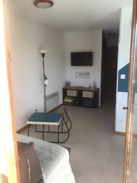 Bed, TV and multimedia, Living room